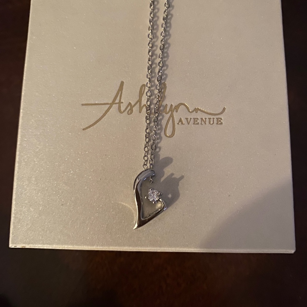 Beautiful Ashlynn Avenue pendant necklace